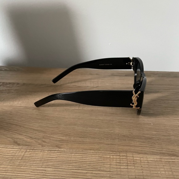 2 pairs of sunglasses - Picture 11 of 14